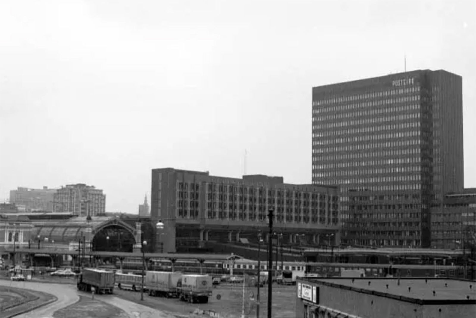 Lastebiler foran. Østbanehallen er fortsatt toghall, bak sentralbygget på Oslo S og Postgirobygget.