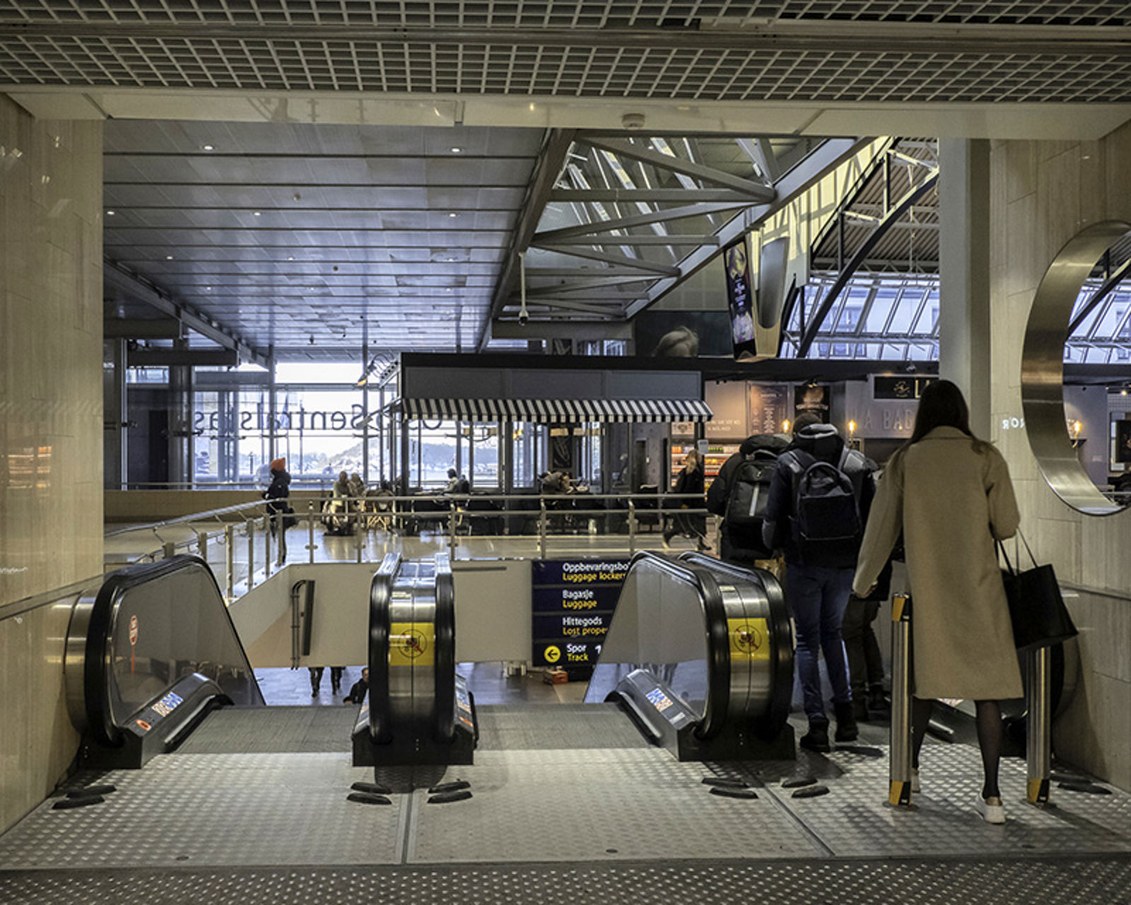 Foto av Flytogterminalen i dag, med rulletrappene i forgrunnen.