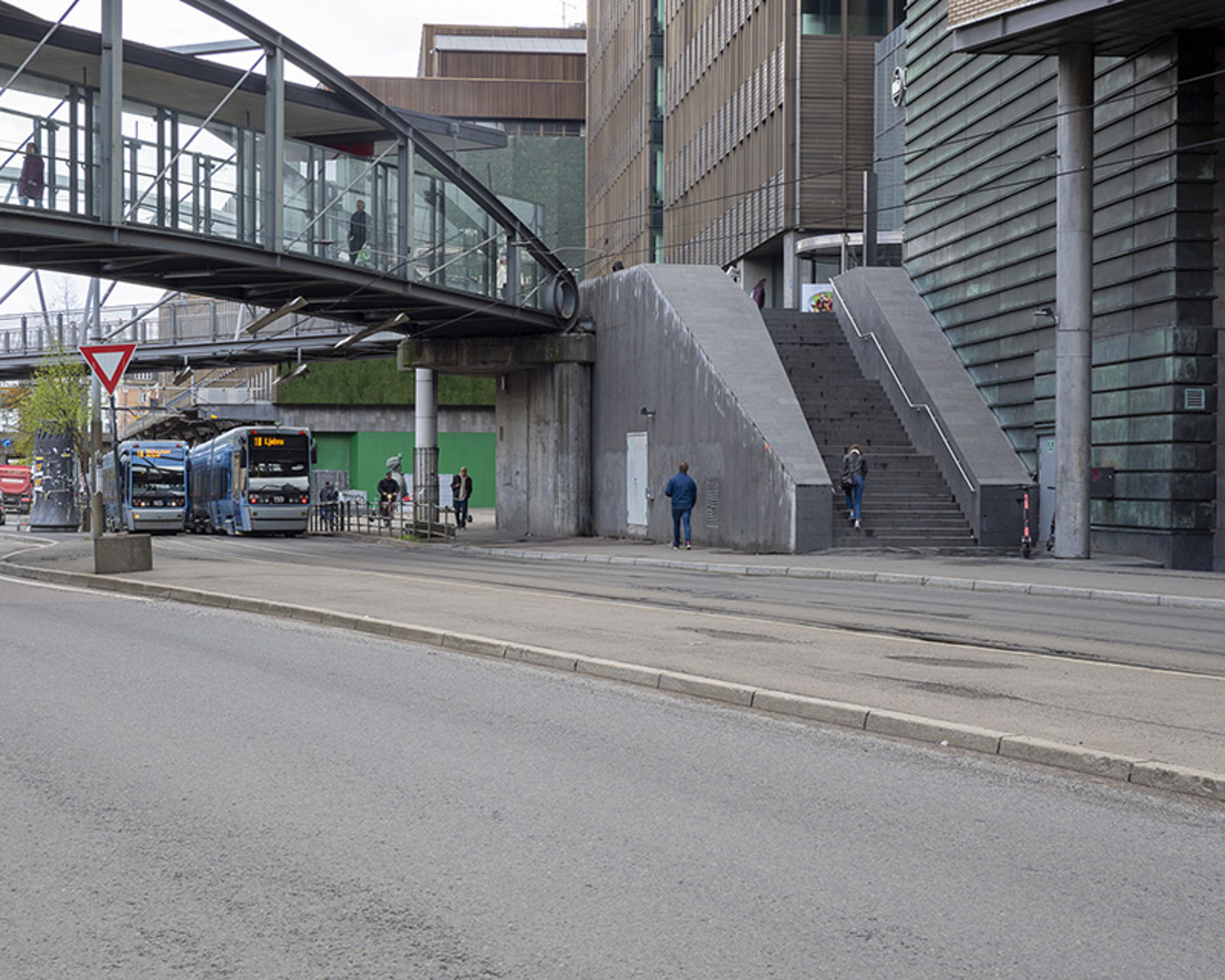 Foto fra dagens inngang nord med trapper opp fra gateplan.