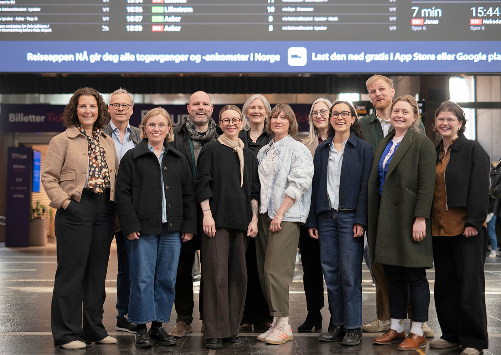 Gruppebilde foran den store informasjonstavlen på Oslo S.