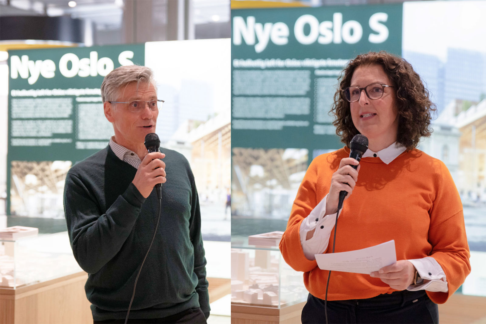 Personene snakker i mikrofon med plakater fra utstillingen i bakgrunnen.